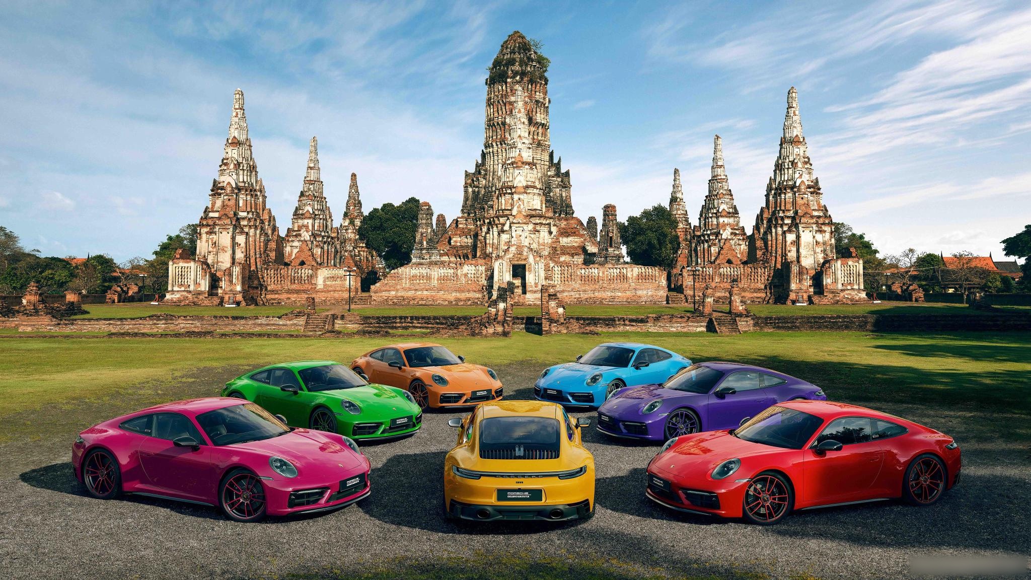 Цветные Porsche 911 на фоне исторических храмов Таиланда